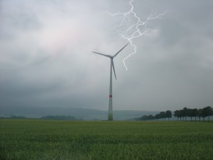 Windrad im Gewitter - Foto: Doberridefrau / pixelio.de