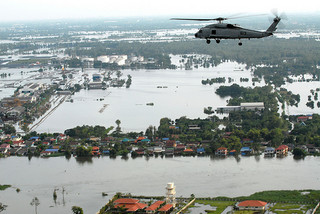Ein Sea Hawk Hubschrauber fliegt über den überschwemmten Hauptstadtbezirk Bangkok. Foto: Petty Officer 1st Class Jennifer Villalovos, Flickr