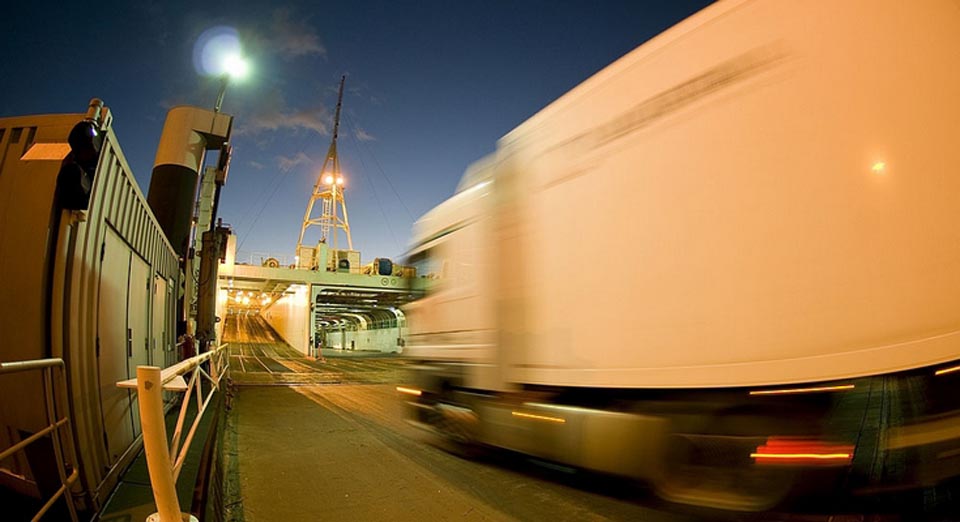 Ostuferhafen_RoRo_Rampe_web2 LKW fährt auf Fähre