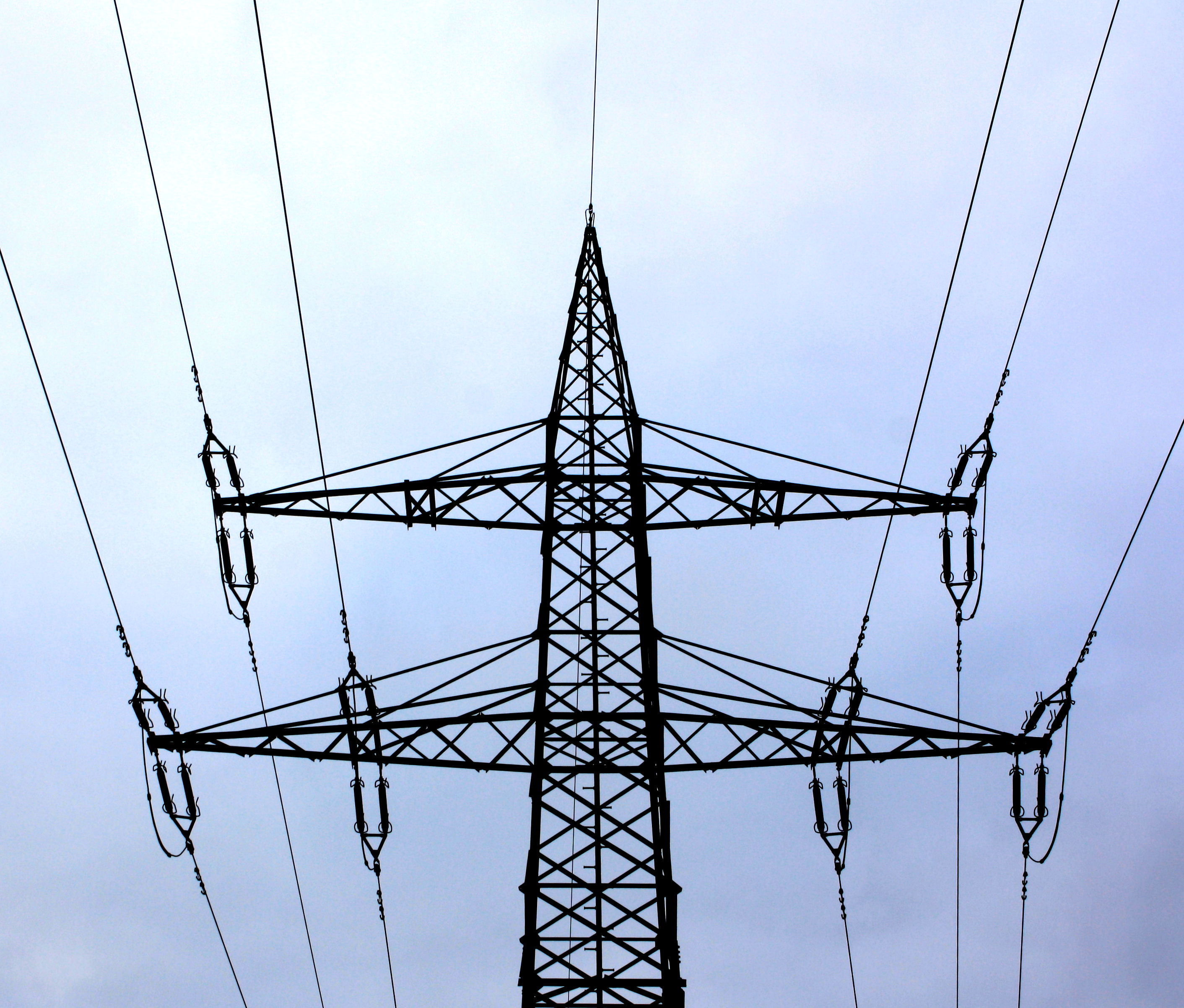 624062_original_R_by_Rike_pixelio.de Strommast mit Stromleitung