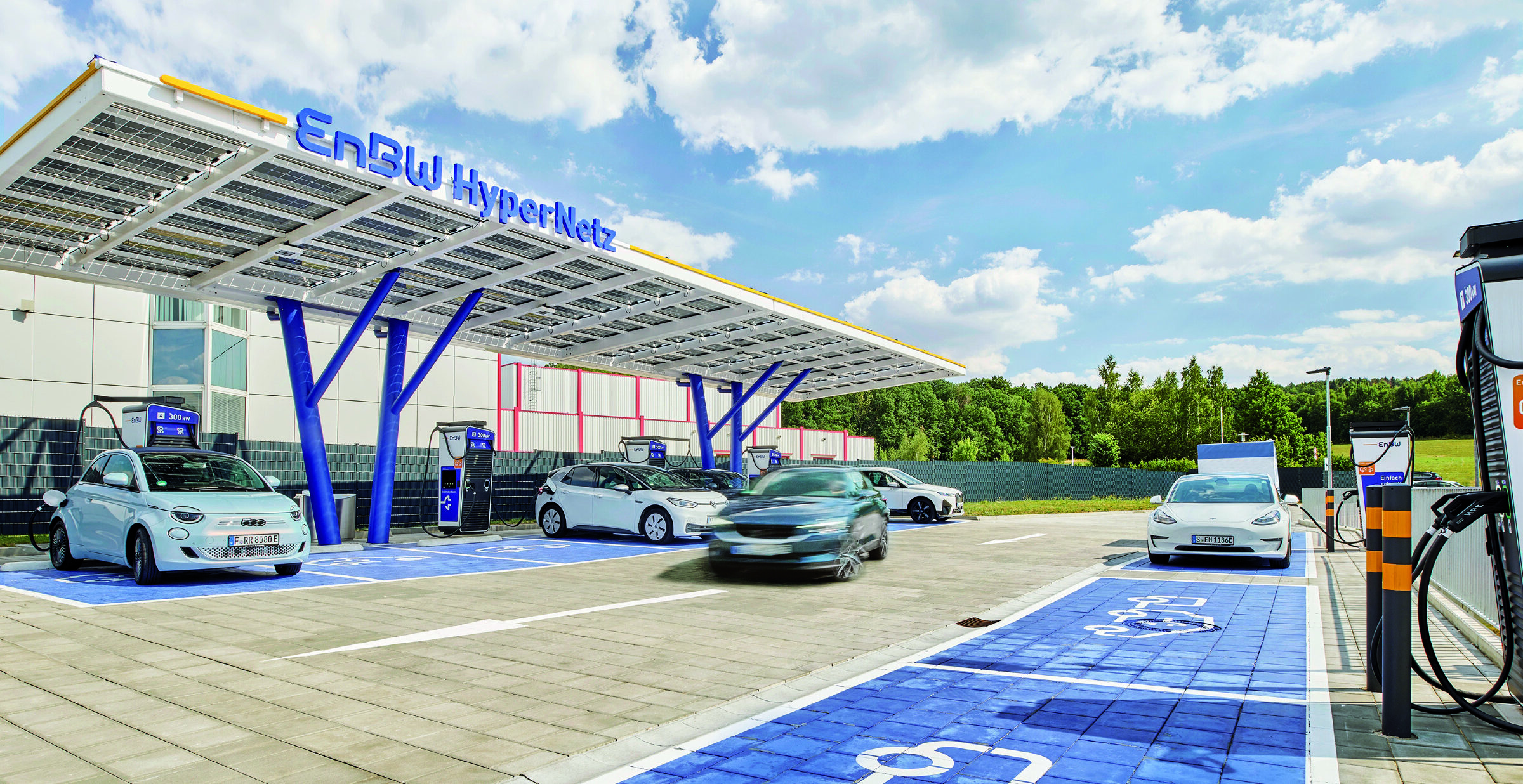 EnBW-Schnelladepark mit einem Stellplatz für Anhänger im Vordergrund